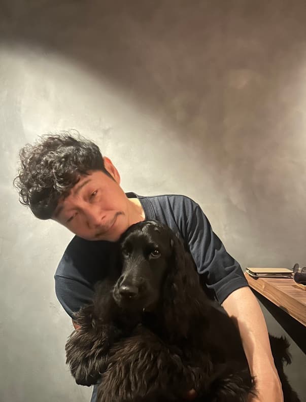 前澤友作氏が愛犬を抱えて寝落ち寸前のオフショットを公開