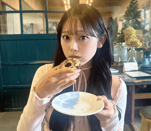 「えぐ、可愛すぎです」美女アナウンサー、”ふんわり＆もちもち”のドーナツショットを披露！ファン歓喜「前髪上げてるの素敵です」