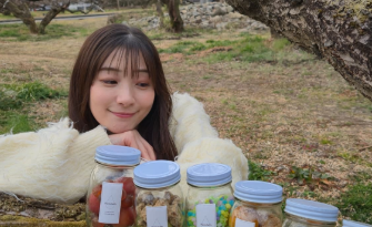 「とってもうめぇ～そうだね」足立梨花、“梅ジュース作り”の可愛すぎるカフェショットに反響！