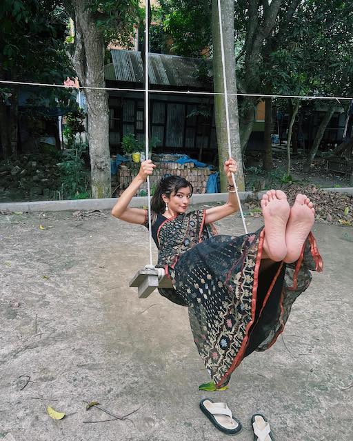 ローラ、故郷・バングラデシュに帰省🛫「民族衣装がめちゃめちゃめちゃめちゃ素敵です😍」