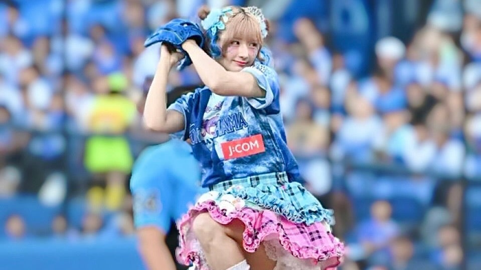弾ける笑顔がたまらなく可愛い！しなこ、人生初始球式に大興奮！！！