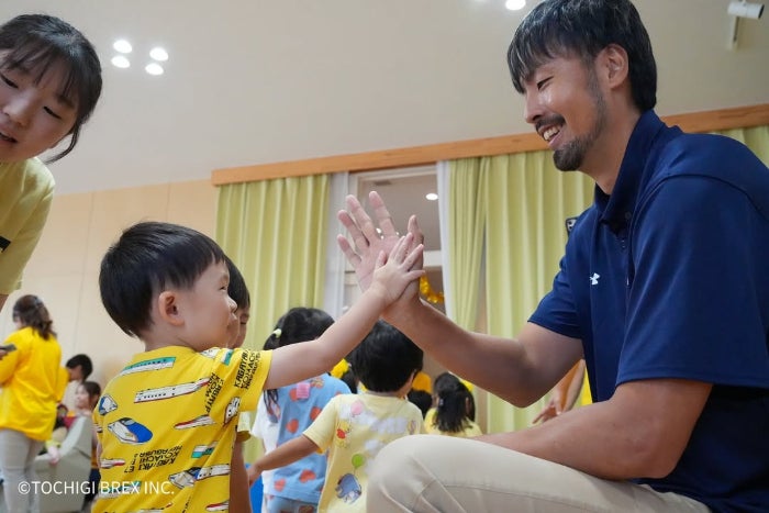 地域に恩返し。宇都宮ブレックス竹内公輔が福祉用具を寄贈し和やかに交流