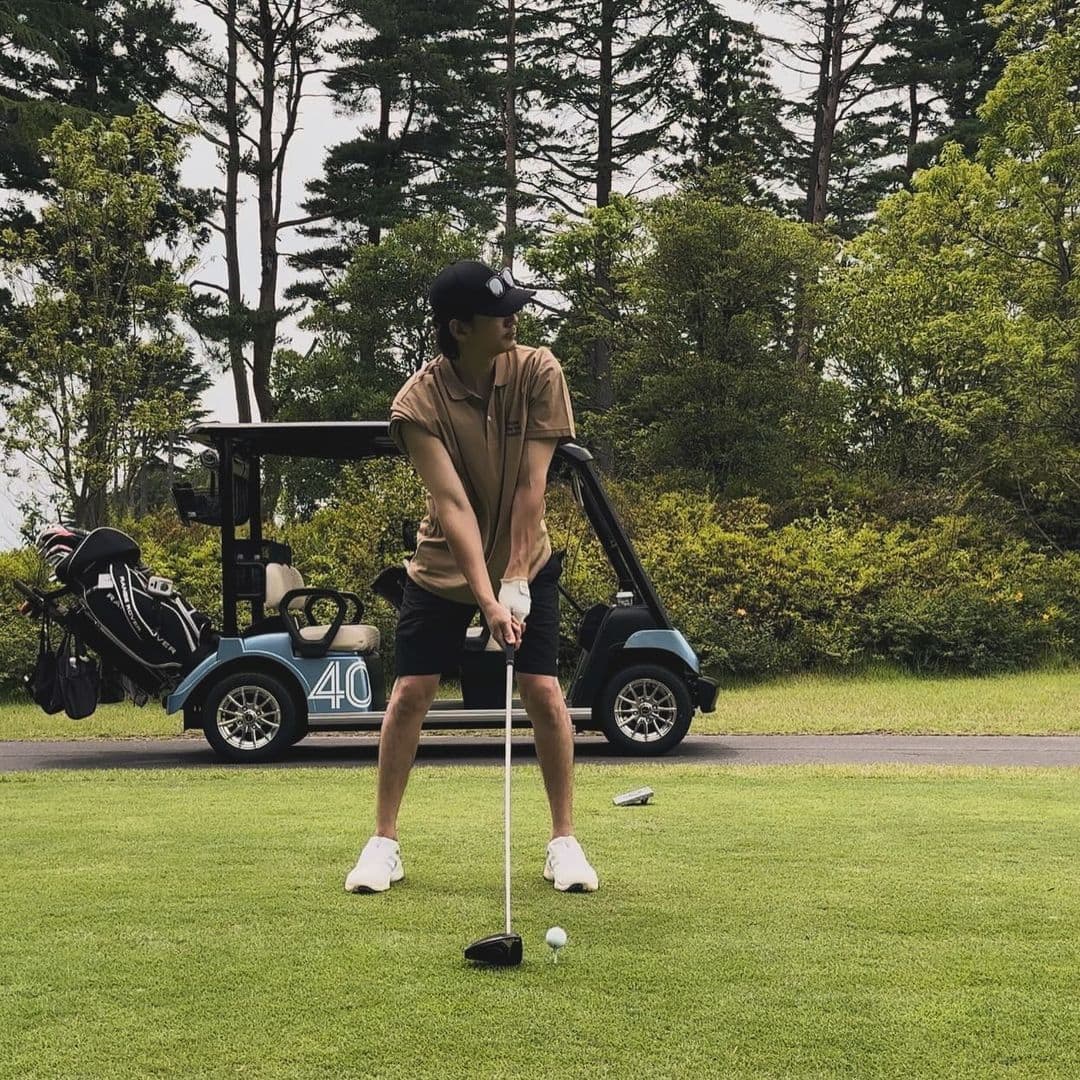 三浦翔平 元アイドルとの美しすぎるゴルフ姿を公開 「最高の2人」