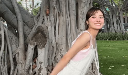 「小さい時からほんと可愛いのね」元お天気お姉さんの美女タレント、幼少期のレア写真＆巨大樹木の前で魅せたムービーが”めっカワ”だと話題に