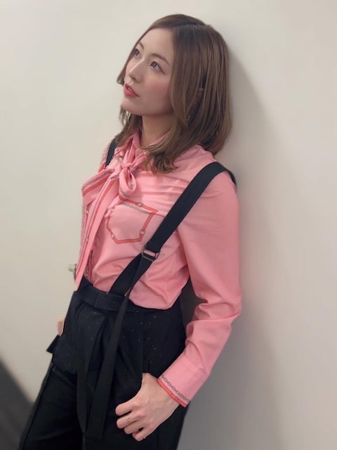 元AKB48・松井珠理奈、クールなパンツコーデを披露！