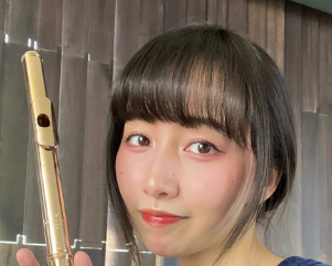 Cocomi、美しいフルート姿を披露「光に当たるととても綺麗に輝きます」
