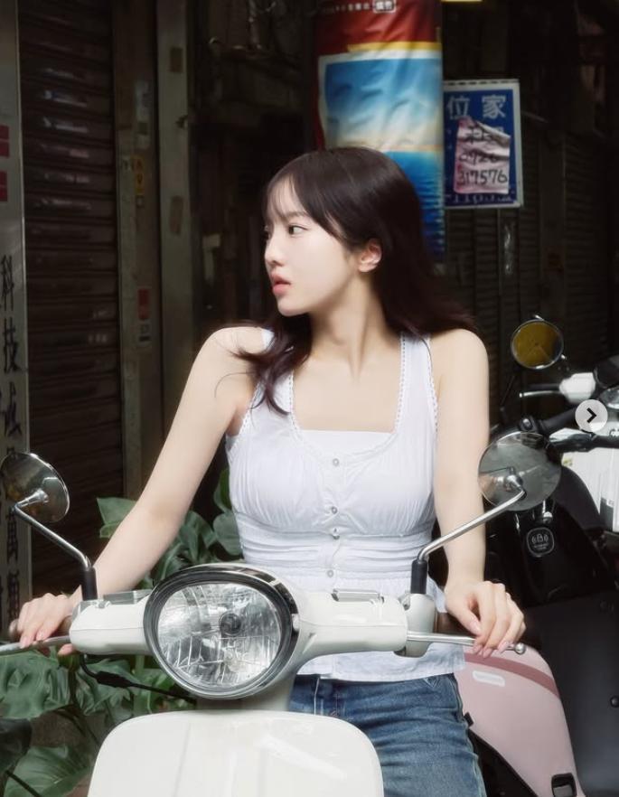 視線を奪う美しさ…本田真凜、白トップス×バイクで魅せた