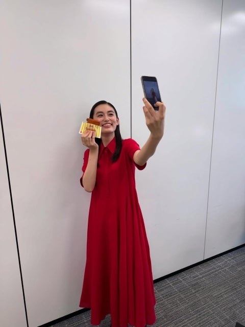 「本気で辛くてクセになる！」あの若手女優が語るファミチキレッドの魅力と撮影舞台裏