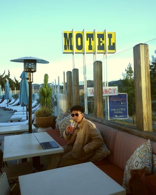 「キャップ好きです」綾部祐二、ハリウッド俳優のようなイケメンショットと正反対のショットを同時公開？！