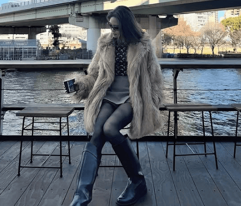 「え、待って可愛い」話題の個性派美女サーファー、ミニ＆ブーツ愛を語り”vibesあがるよね・ショット”を披露！