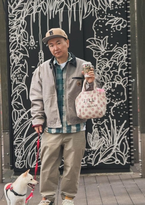 かまいたち山内　左手にスタバ右手に犬🐕お散歩の様子を公開！