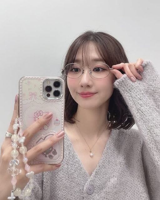 「似合う！かわいい〜！！」柏木由紀の最新インスタ投稿は激カワメガネショット！