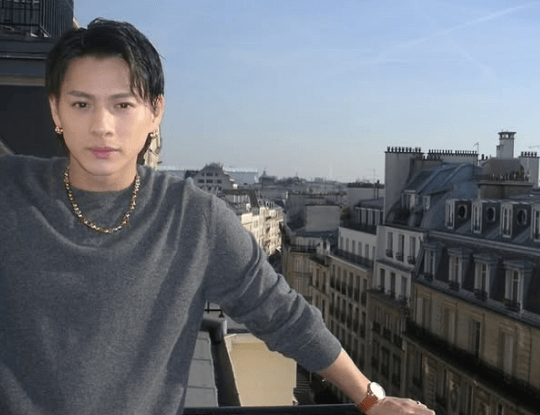 元キンプリ平野紫耀、パリの貴公子になり「影まで素敵すぎる！」「やばいこっち見ないで」と女子ファンが失神してしまう