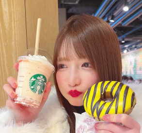 もえあず、阪神甲子園球場でタイガースドーナツを堪能！「#阪神ファン」