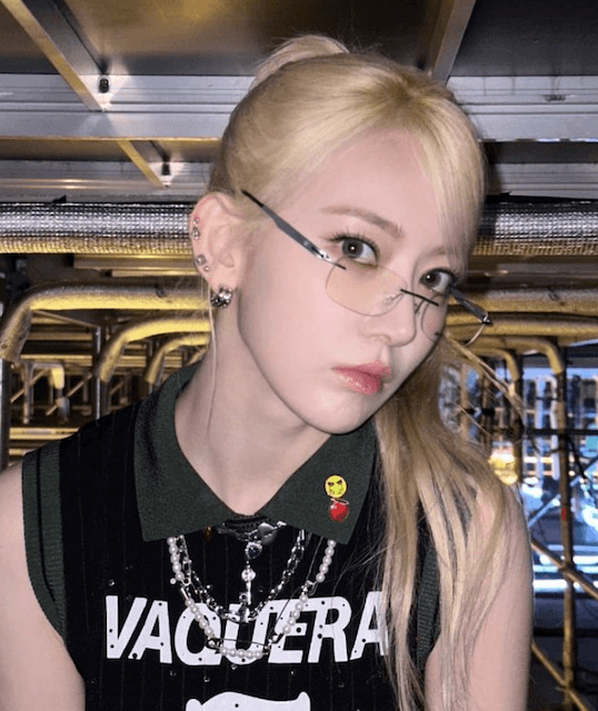 LE SSERAFIM・宮脇咲良の金髪メガネショットが「刺さる」