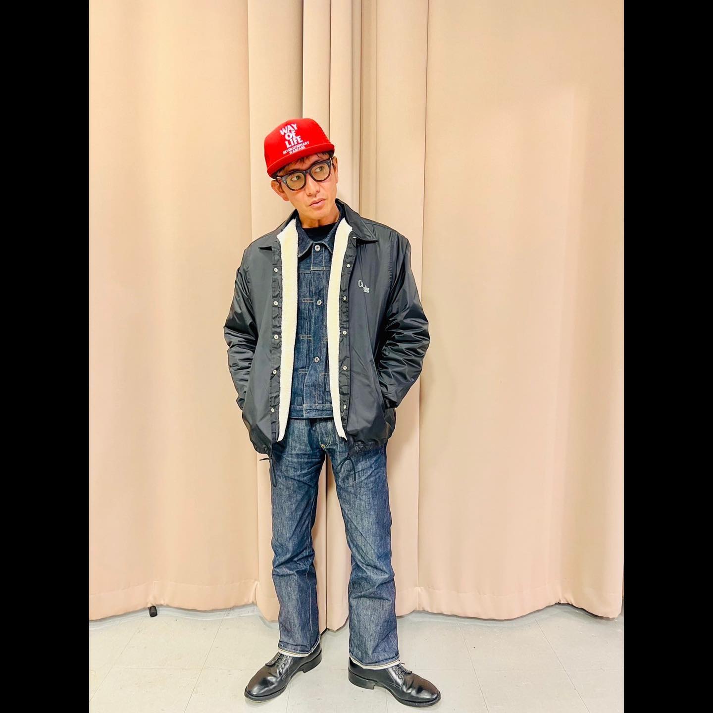 木村拓哉 ラジオ収録のオフショット デニム×赤キャップがハイセンス