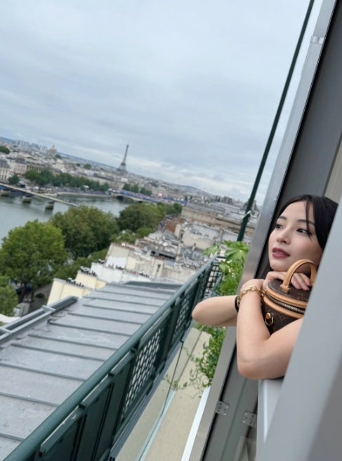 「ひょっこりすずちゃん可愛いです」広瀬すずが窓からひょっこり