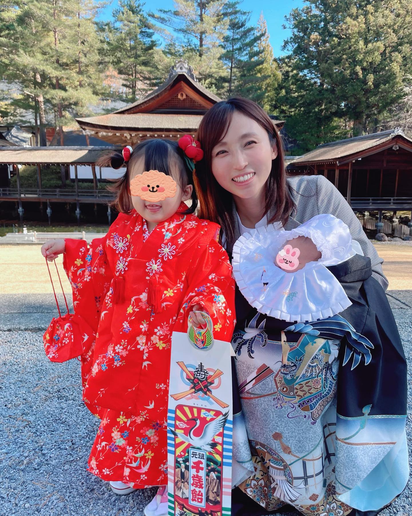 「怒涛の七五三とお宮参り」第2子出産の吉木りさ 親子3ショットが話題に