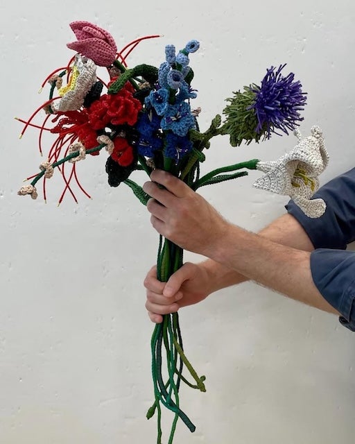 ボッテガのデザイナーが退任 写真には手作りの花が