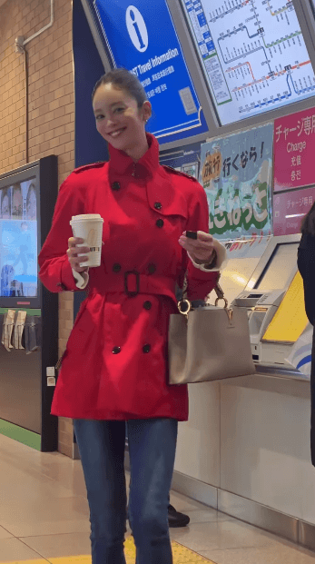 「こんなに赤が似合う人見た事ない」美女トレーナー大柳麻友・駅内ムービーを披露！「超ド級スタイルが駅で目立ちすぎた」