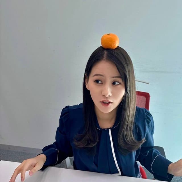 テレ東 藤井由依アナがミカンを「ペロリ」まるで”鏡餅”な写真にファンから可愛いの嵐