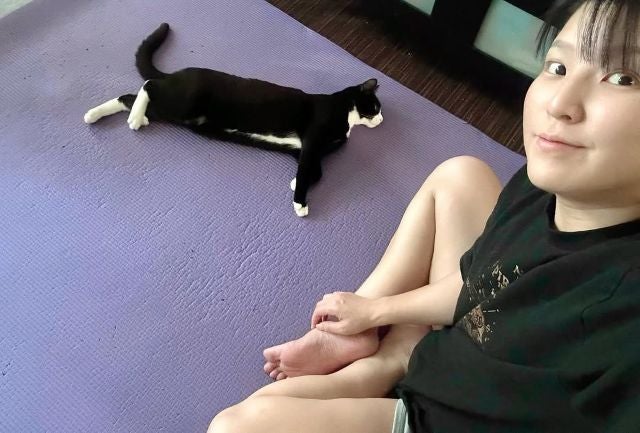 ヨガに参加する猫が可愛すぎる！女子プロレスラー・志田光の最新ショットに癒されるファン続出！