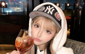 「可愛すぎて反則!?」今井アンジェリカ、メッセンジャー黒田パーカー姿を披露