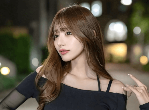 「天使ね」人気レースクイーン、シースルー＆オフショルの”ナイト・エンジェルショット”を披露！