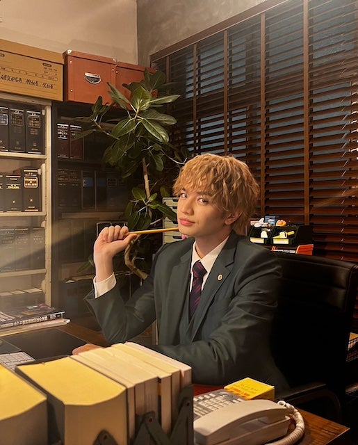 中島健人 金髪姿のデスクワークショットにファン悶絶