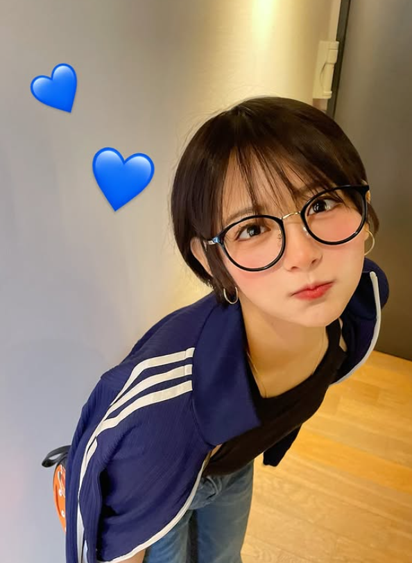 「やっぱ天才的な可愛さ」…メガネ姿のバスケ美女子に称賛殺到、自然体ショットが大反響