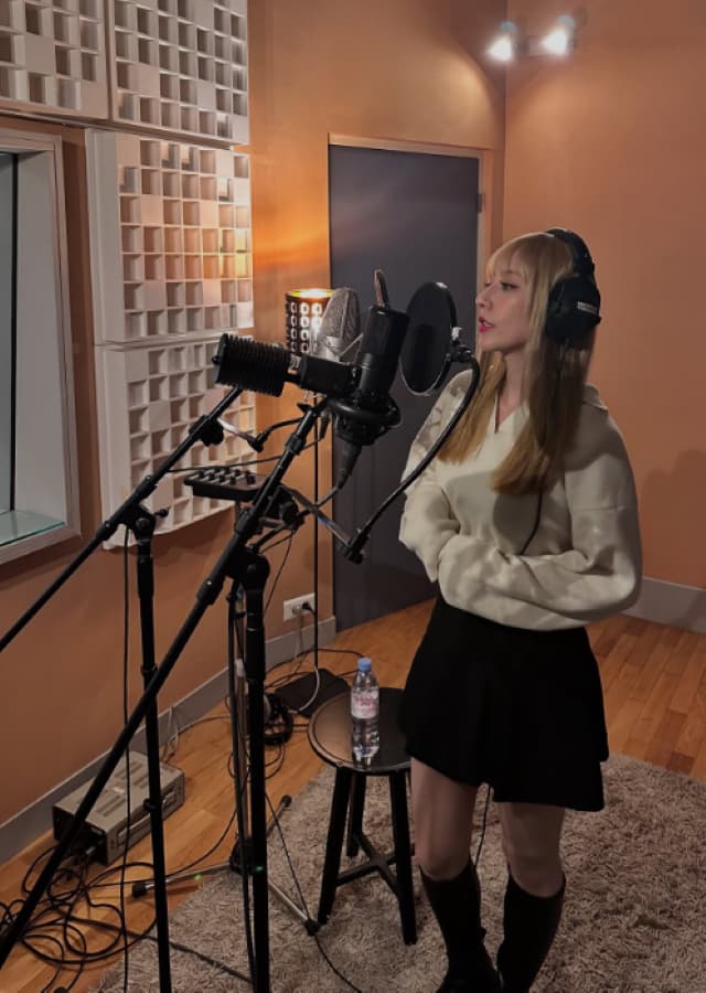 玉置成実がレコーディング中の姿を公開「感無量です！」