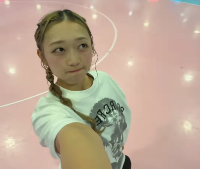 美女インラインスケーター・細田和花、微笑みのトリックスラロームをリンクで披露！ファン歓喜「笑顔が可愛いですね」