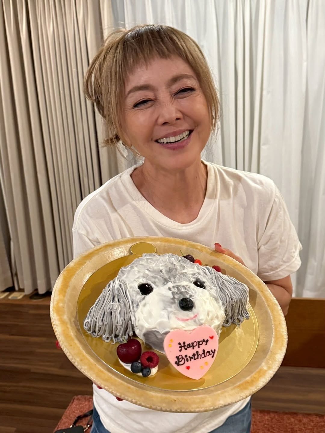 熊谷真実が愛犬の誕生日をお祝い！“ももたんケーキ”を手に満面の笑み！
