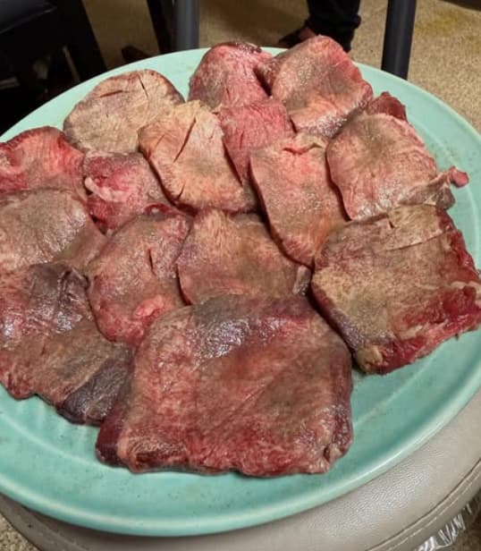 「ゴッちゃんした！」坪井智哉、食欲そそられる豪快焼肉ショットを披露！