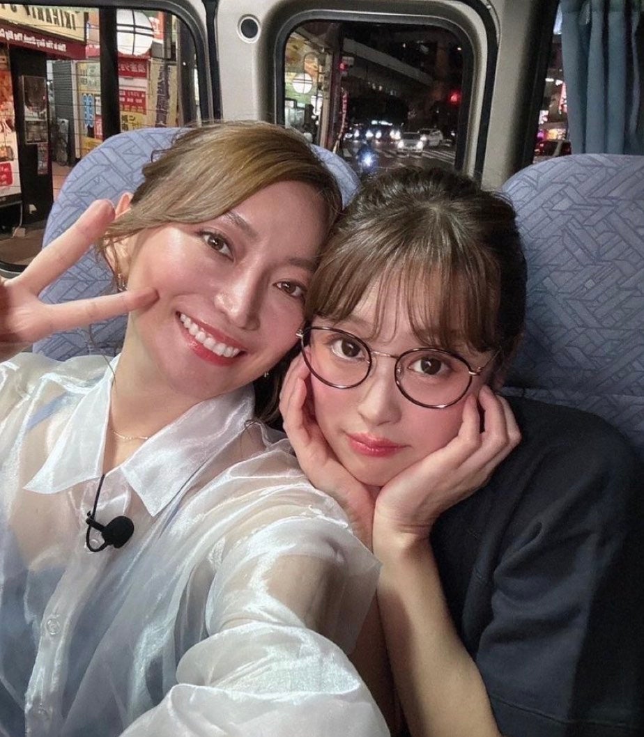 あの女性人気タレントがロケバスでの写真を大公開！？