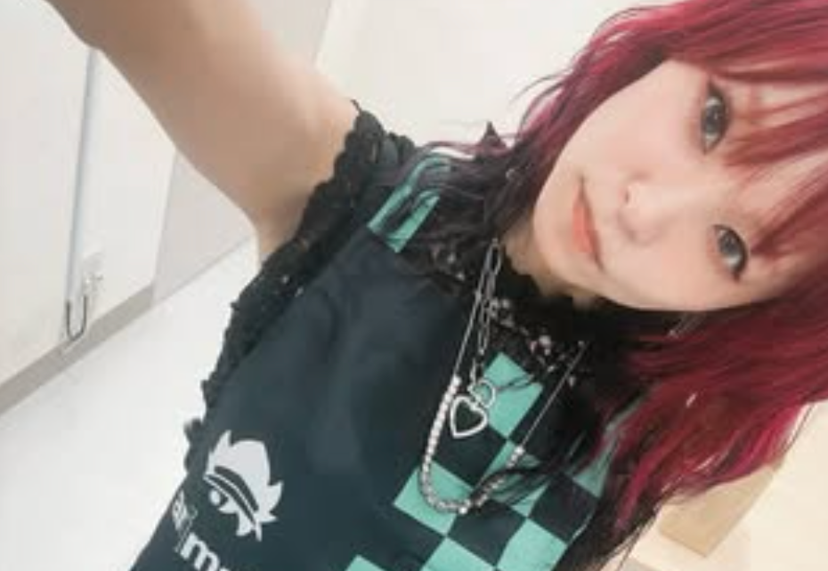 LiSA、24枚目シングル『残酷な夜に輝け』発売日に赤髪＆エプロン姿で店舗訪問！