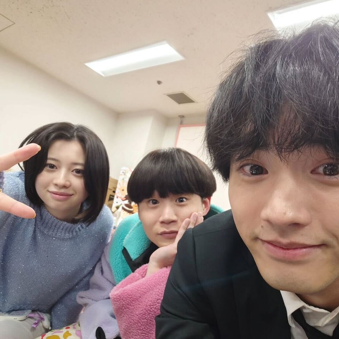 赤楚衛二 かわいすぎる3ショットを披露「3人の姿が最後と思うと寂しい」