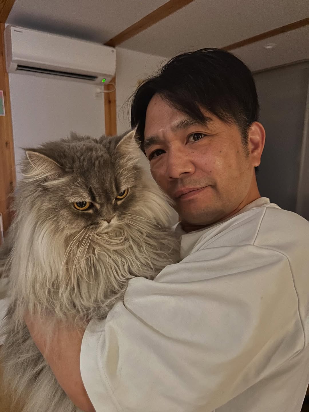 「抱っこイヤだニャ…？」中川剛、愛猫の“嫌そうな顔”が逆に可愛いと話題に