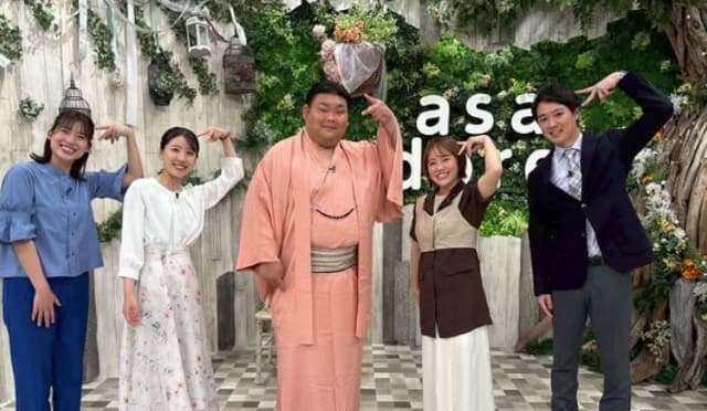 登坂絵莉が元大相撲力士や番組出演者との集合ショットを公開！