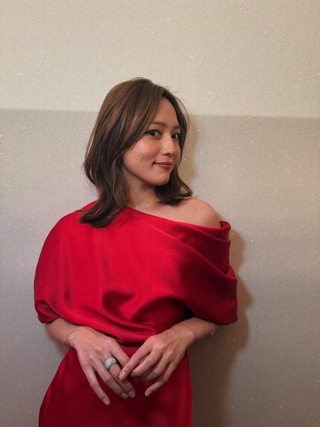 川口春奈 大人の“セクシー肩出し赤ドレス”ショット公開