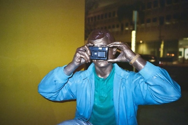 Mrs. GREEN APPLE若井滉斗、「Vol.64」に込めた遊び心と審美眼。カメラを構える“像”が語る深夜の物語