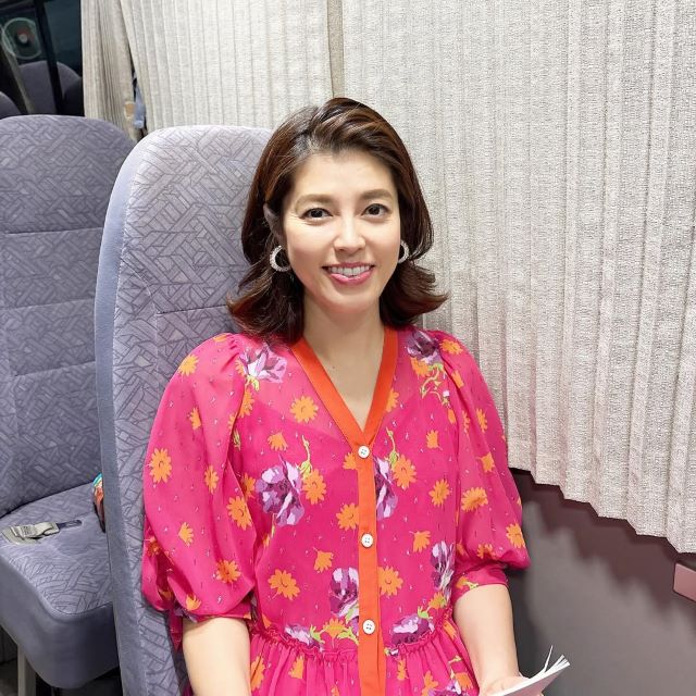 神田愛花、運命のロケ地へ。情熱ピンクのワンピースに身を包み、人生で一度きりの出会いへ笑顔全開！