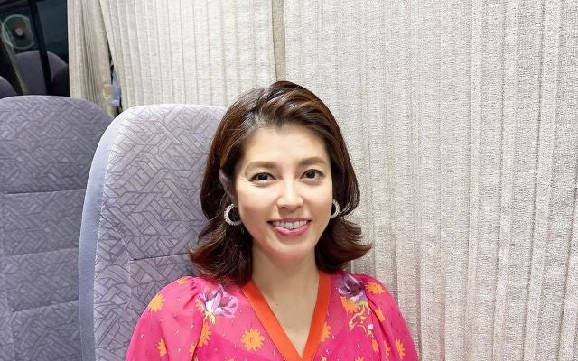 神田愛花、運命のロケ地へ。情熱ピンクのワンピースに身を包み、人生で一度きりの出会いへ笑顔全開！