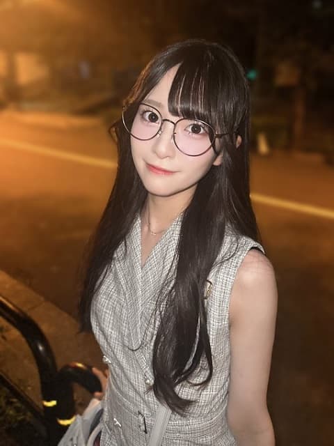 「好きーーー！！」女性アイドルのメガネ姿にファン絶叫