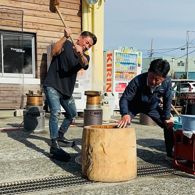 「毎年恒例の餅つきへ」魔裟斗、