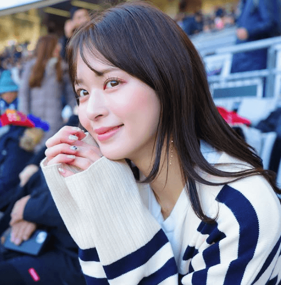 「もはやトップモデルの表情」話題の美女アナ、スタジアム観客席で魅せた美ショットが眩しすぎると反響！
