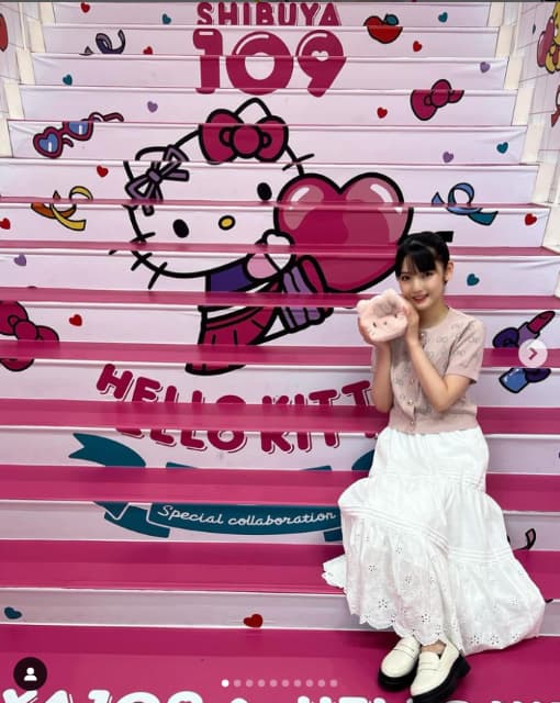 道重さゆみ　キティちゃんコラボのニットカーディガンを羽織った姿に『わぁ…可愛いしか存在しない空間』