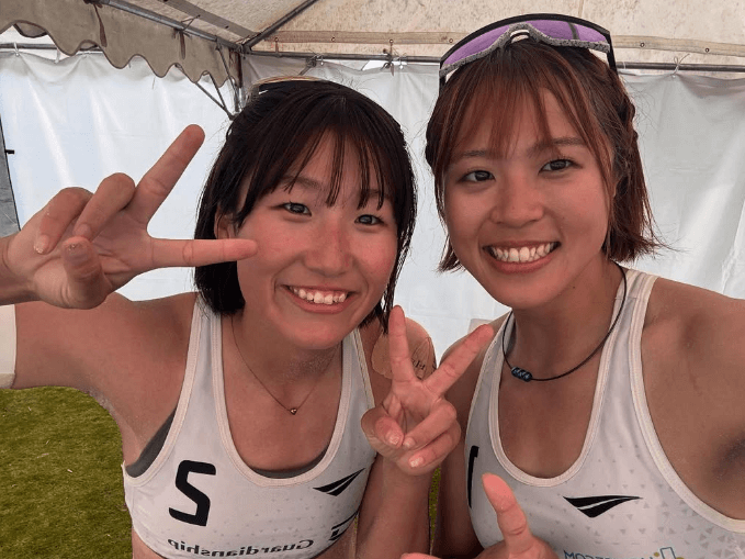 美女ビーチバレーボーラー、試合後の”寄り添い・2ショット”にファン歓喜！「たくましい肩も手のひらもきれいだ」