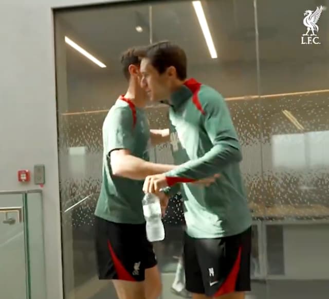 リヴァプール 新加入キエーザのクラブハウスでの様子を公開！