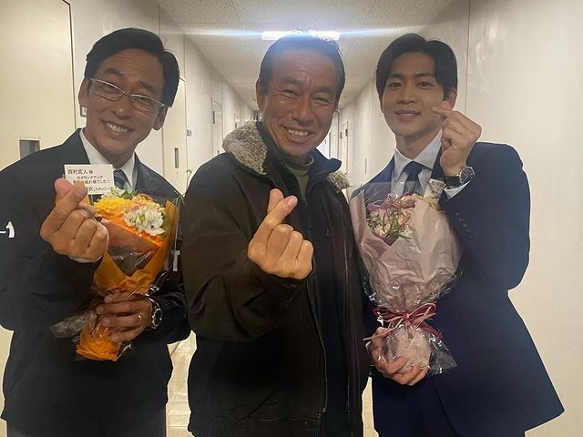 柳葉敏郎、映画『室井慎次 生き続ける者』共演の俳優らと「感謝！！」のキュンですポーズが話題！